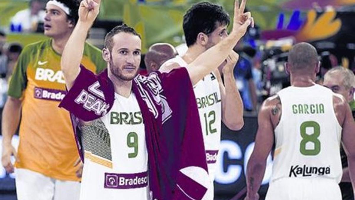 Líder 8 Marcelinho, base de Brasil, celebra el triunfo ante Irán.