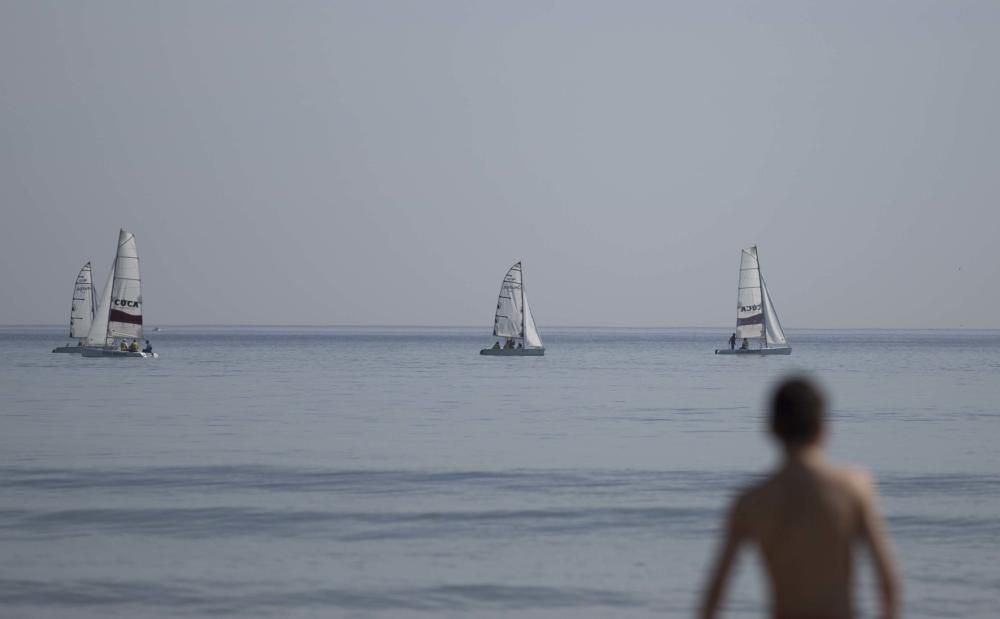 Numerosas personas han disfrutado de la jornada festiva y el sol en la playa.