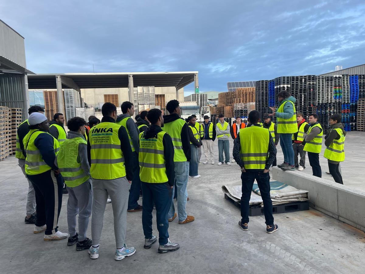 Alumnes en una visita a una empresa del sector.