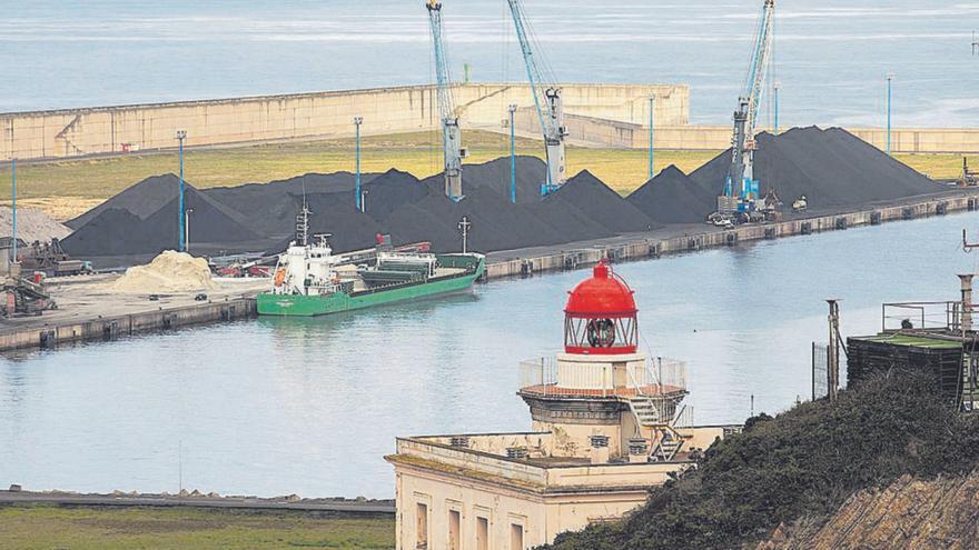 Los tráficos de carbón por El Musel se reducen este año en casi dos tercios