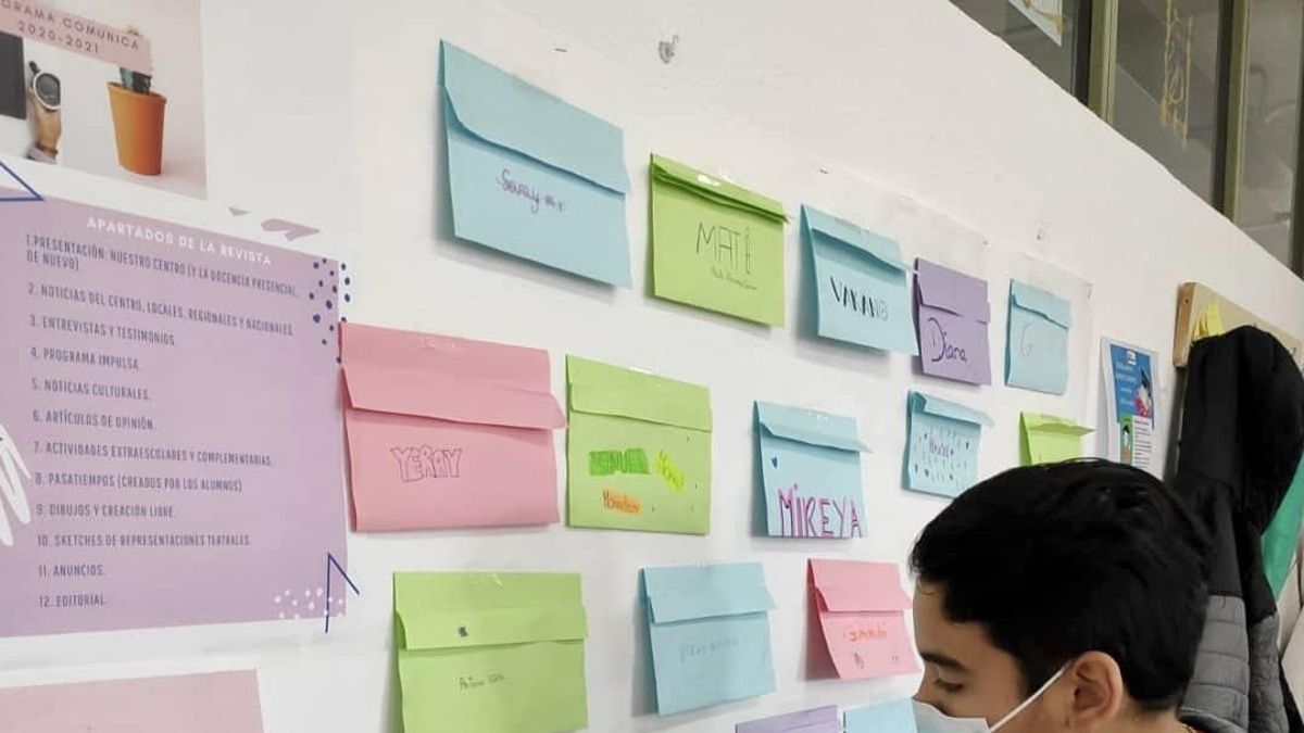 Un alumno participa en el Día de la Poesía.