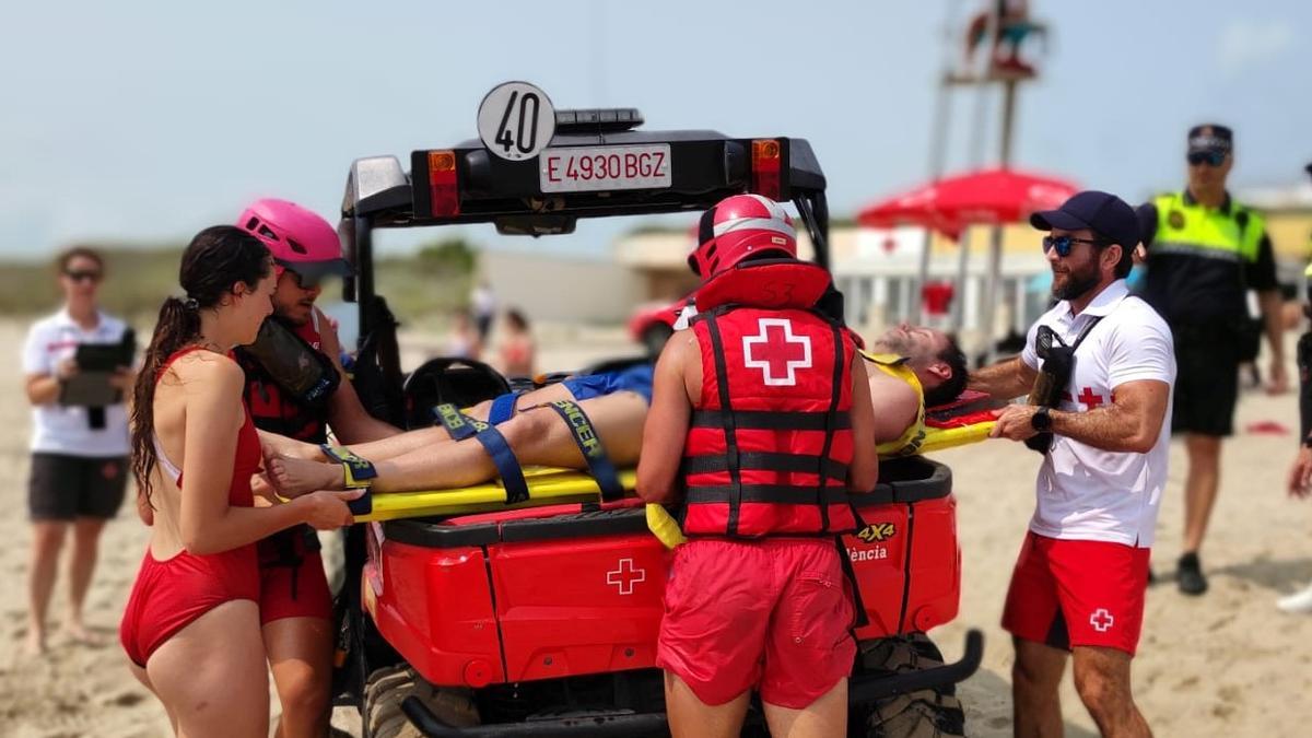 Asistencia de Cruz Roja en una playa de la Comunitat Valenciana.