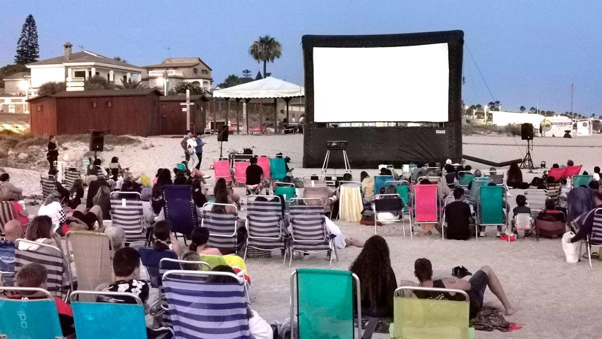 Aunque la suspensión de este lunes es en la Plaza de las Bodegas, en la Playa de la Barrosa también hay sesiones este verano en Chiclana.