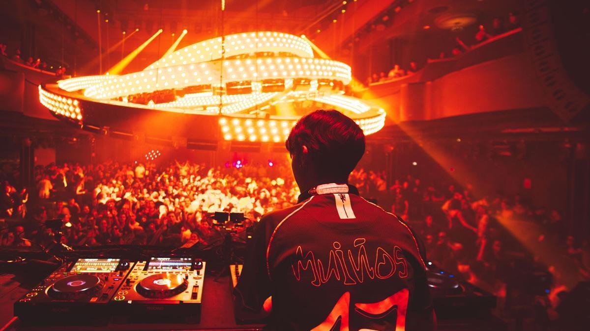 DJ Muiños durante una de sus actuaciones en la sala Pelícano.