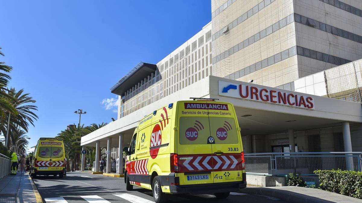 Un hombre entra armado con un palo al Hospital Insular