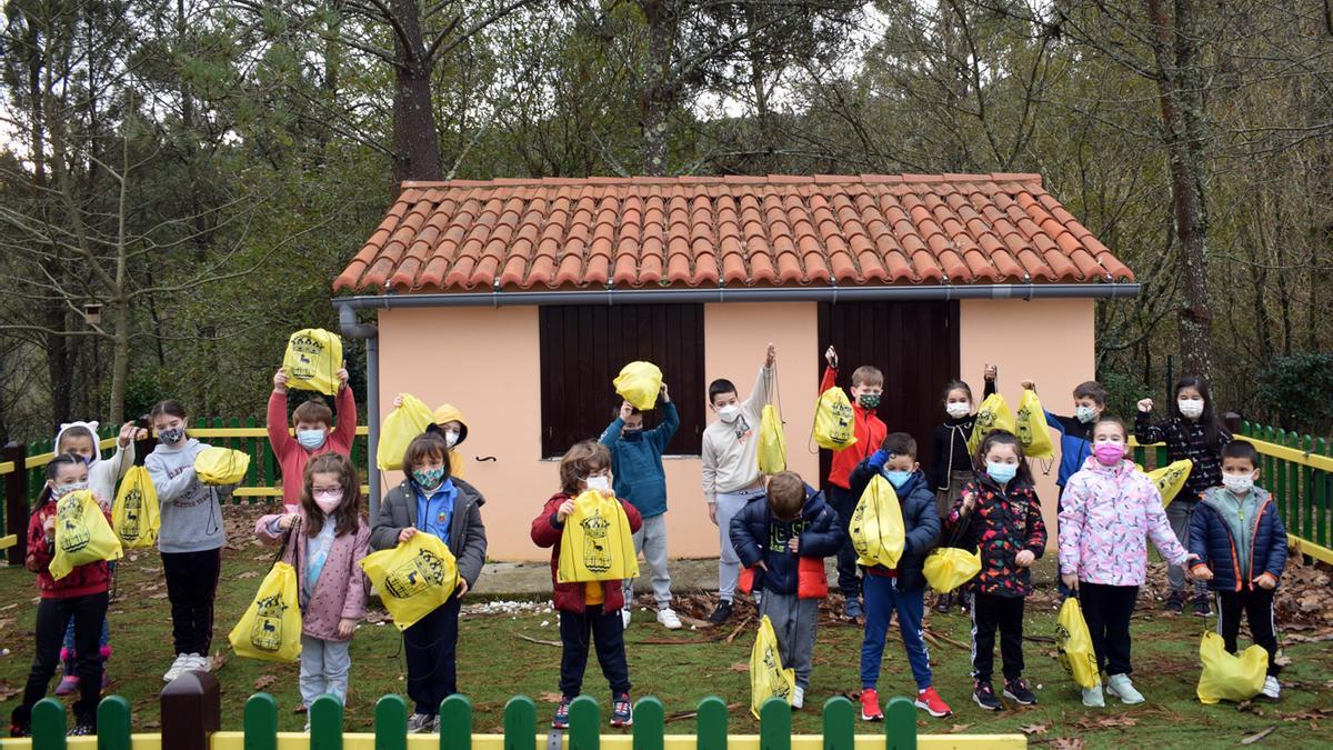 Los niños posaron con sus regalos de Reyes.