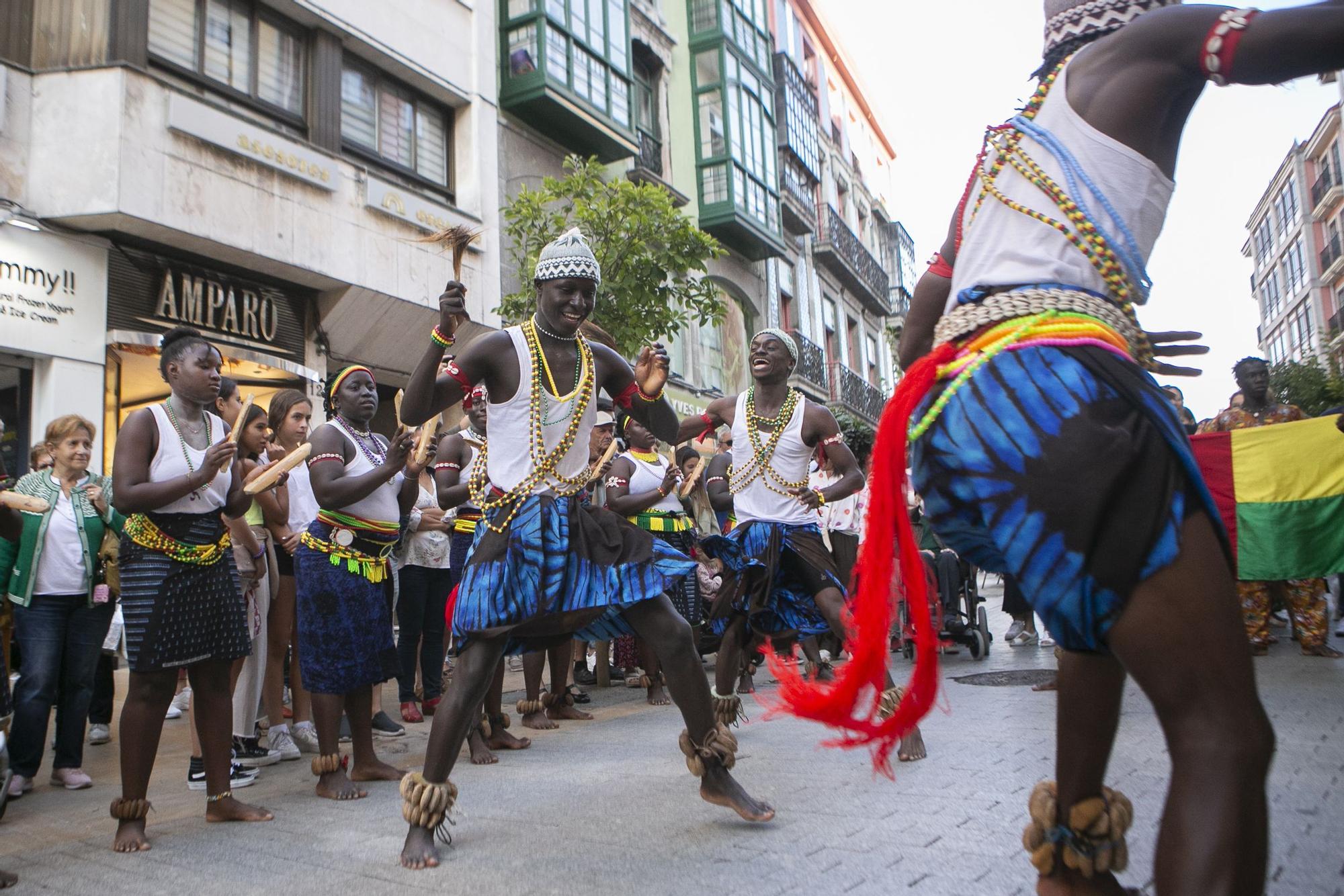 El festival de música y danzas populares llena las calles de Avilés de color