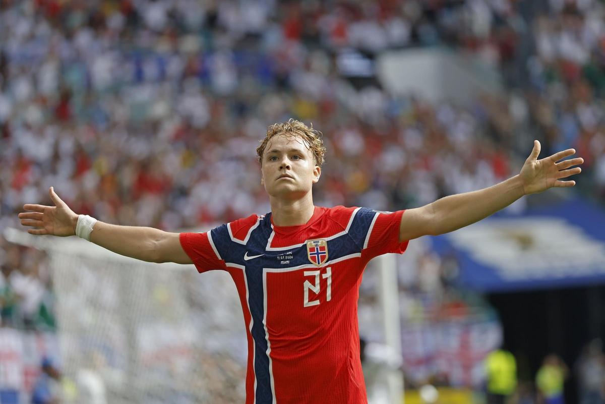 Andreas Schjelderup celebra el gol de Noruega ante Inglaterra.