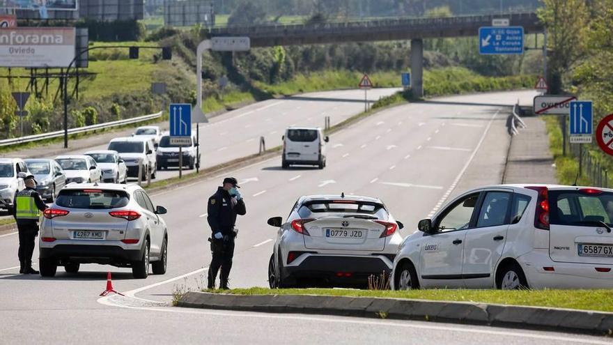 Control de la Policía Nacional en la rotonda de la Ronda Sur de Oviedo.