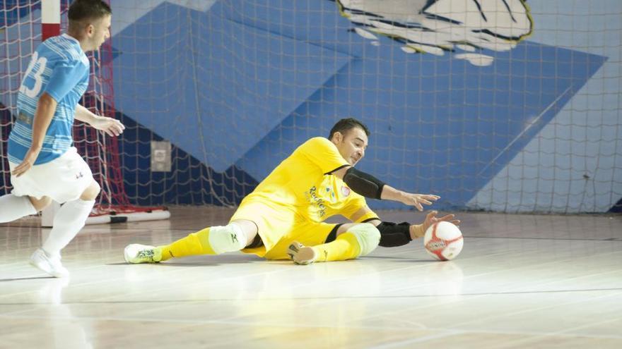 Javi Santos ataja un balón durante un encuentro de la temporada 2019/2020