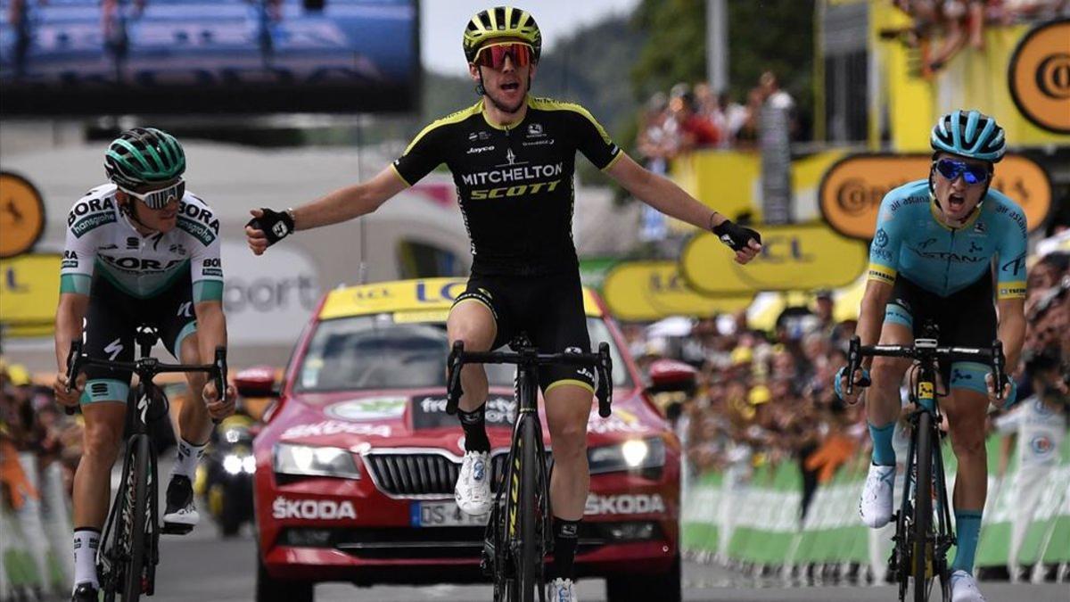 Yates (centro) celebrando su victoria ante la impotencia de Bilbao (derecha) y Mühlberger (izquierda)