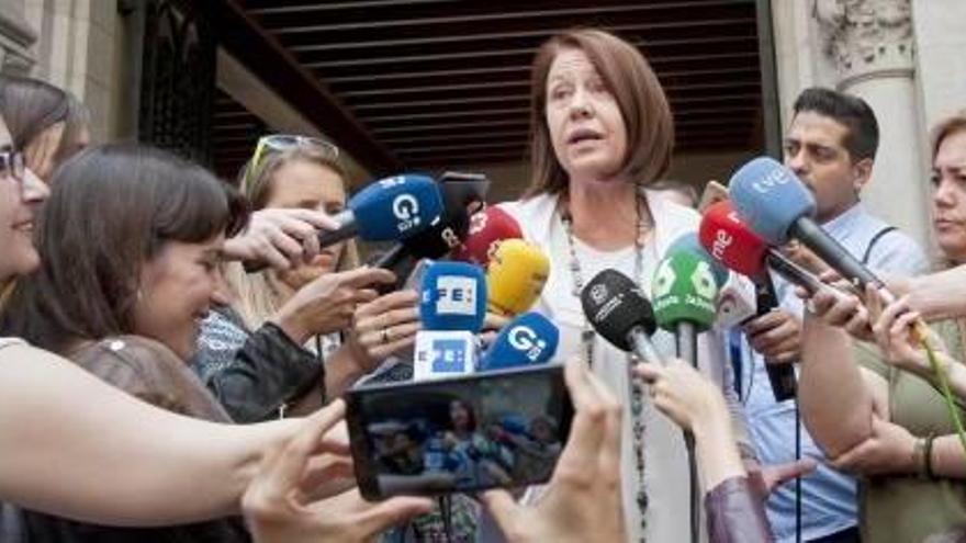 L&#039;alcaldessa de Girona, Marta Madrenas, atenent ahir els mitjans de comunicació davant l&#039;ajuntament