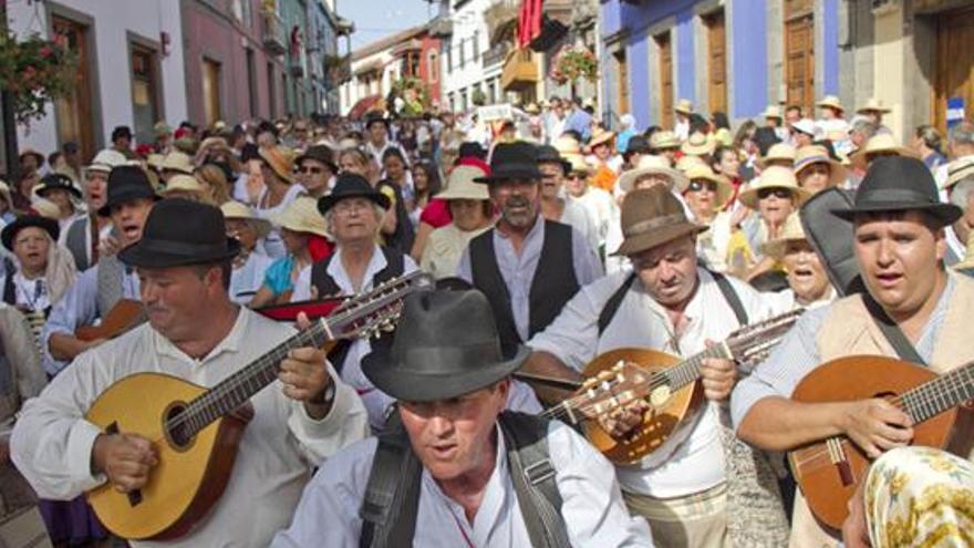 El gentío desciende entre cantos hacia la basílica del Pino en Teror, ayer por la tarde. i JOSÉ CARLOS GUERRA