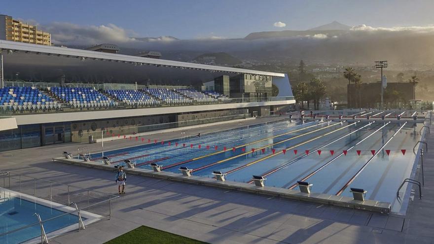 Los usuarios acceden al nuevo Centro de Deportes Acuáticos de Tenerife, ya en funcionamiento, donde combinan sesiones en piscina (derecha) con ejercicios de musculación (izquierda). | EL DÍA