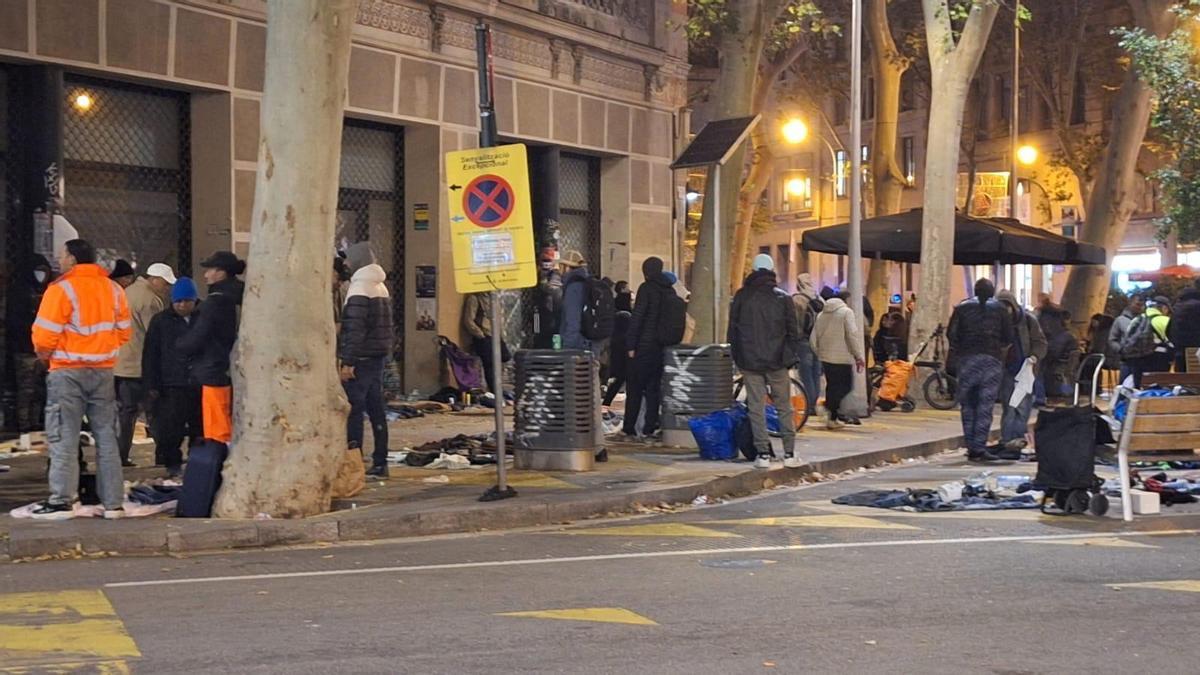 El 'mercado de la miseria' en la ronda de Sant Pau, hace unos días.
