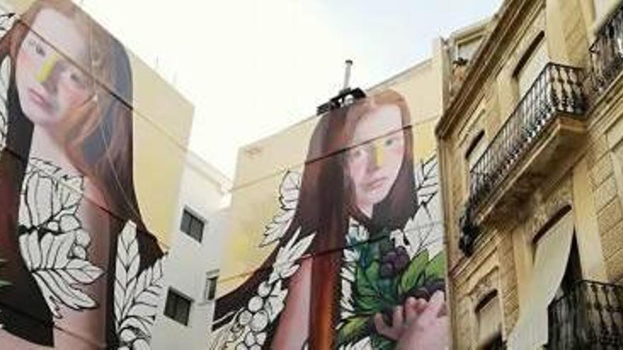 Una dona regant, una senyora major, una jove entre flors... creacions que convertixen Requena en un mural de colors.