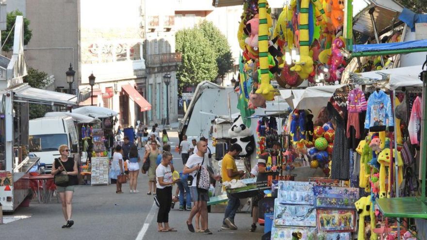 Puestos de venta y atracciones ayer, en A Ponte. | // FERNANDO CASANOVA