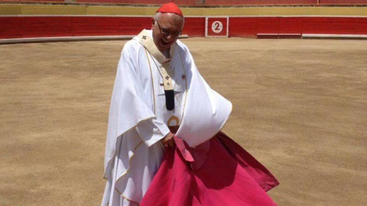 El cardenal Baltazar Porras Cardozo, con un capote.