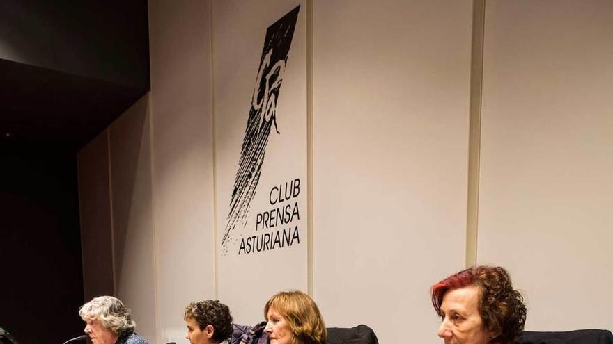 De izquierda a derecha, Alberto Toyos, Esther Prieto, Henar Ortiz e Inmaculada González-Carbajal, ayer, en el Club Prensa Asturiana.