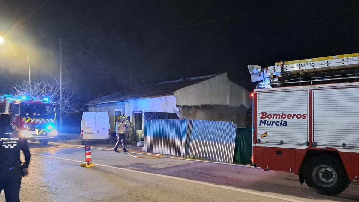 Bomberos y Policía Local de Murcia, en el lugar del incendio.