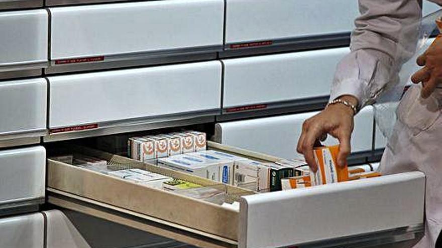 Un farmacéutico guarda varios medicamentos.