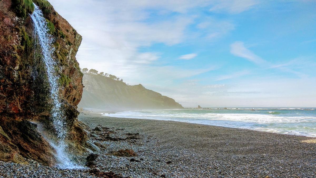 Una de las cascadas de la playa de la Vallina