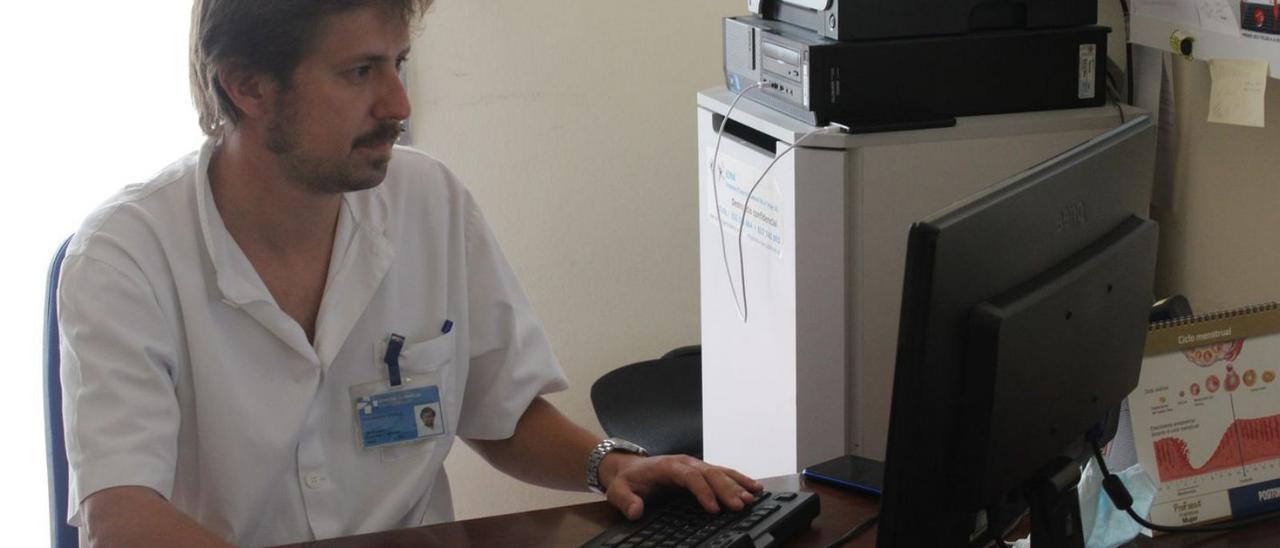 Pau Nicolau, en el seu despatx a l’Hospital de Berga | GUILLEM CAMPS