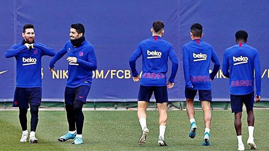 Messi i Luis Suárez somriuen durant l&#039;entrenament d&#039;ahir a la Ciutat Esportiva.