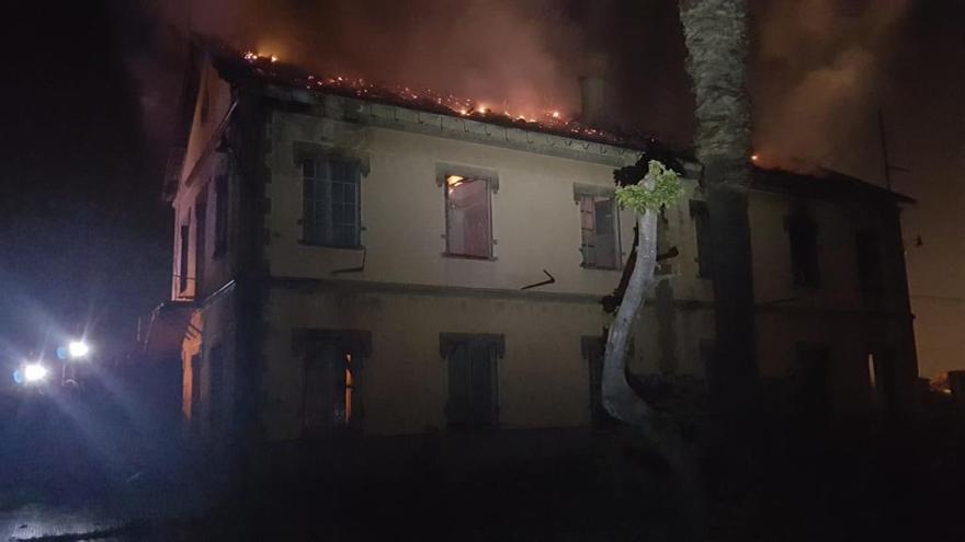 Arde una vivienda abandonada en la carretera entre Alzira y Alberic