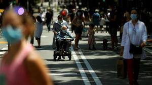 La carretera de Sants, eje comercial del barrio, cortada al tránsito el fin de semana por la pandemia.