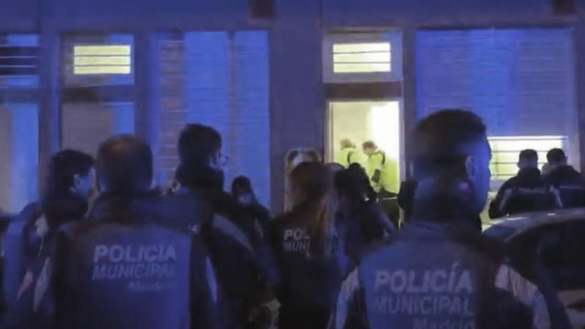 Agentes de Policía Municipal de Madrid en las puertas del domicilio mientras actúa Samur Protección Civil.