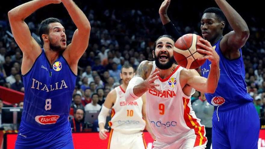 Ricky Rubio, con la pelota, entra a canasta en el partido de ayer ante Italia. // Juan Carlos Hidalgo