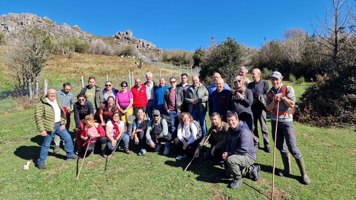 Ganaderos y ganaderas de ambos valles, acompañados de personal técnico de las diferentes entidades participantes en el proyecto, así como de representantes institucionales de Asturias (Principado de Asturias, Ayuntamiento de Somiedo, Parque Nacional de Soiedo) y del Consejo General de Arán visitando el vallado virtual