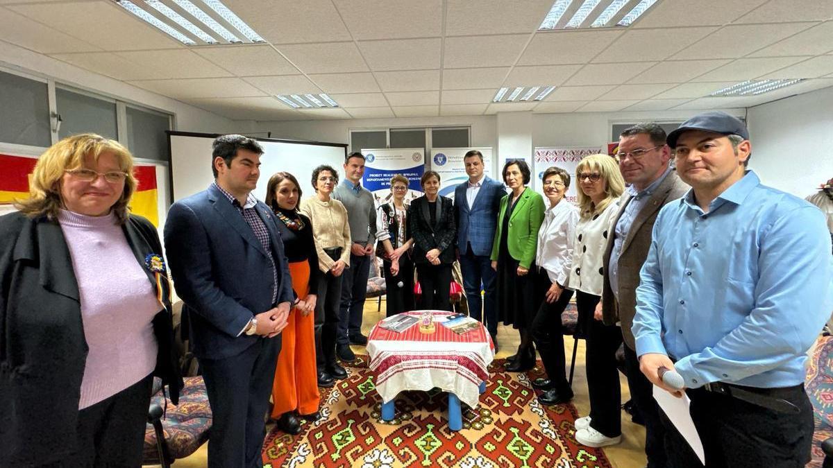 Foto de familia en la inauguración de la exposición "Balada 2025".