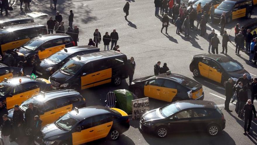 Taxis tallant la Gran Via a Barcelona