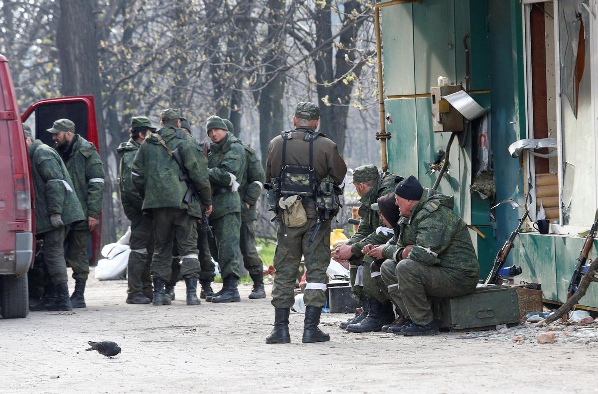 Mariúpol resiste tras rechazar el ultimátum de Rusia. En la foto, tropas prorrusas en Mariúpol.