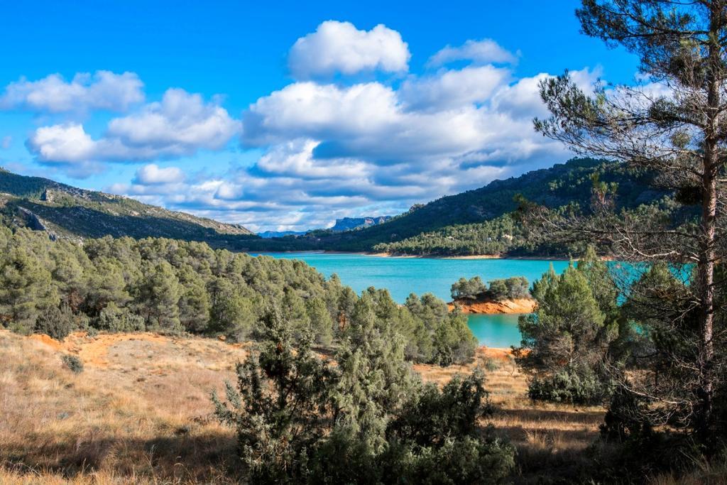 Las aguas cristalinas del embalse son perfectas para un día de verano.