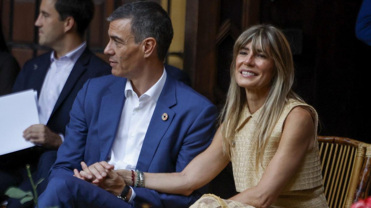 Pedro Sánchez i Begoña Gómez en un acte a Sevilla el juny del 2025. | JUANJO MARTÍN / EFE