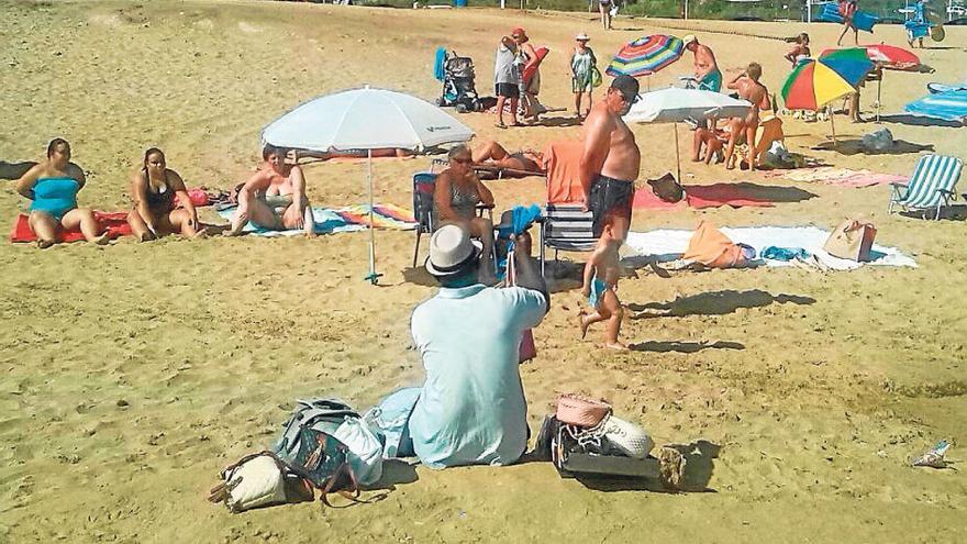 El «top manta» toma las playas de Torrevieja