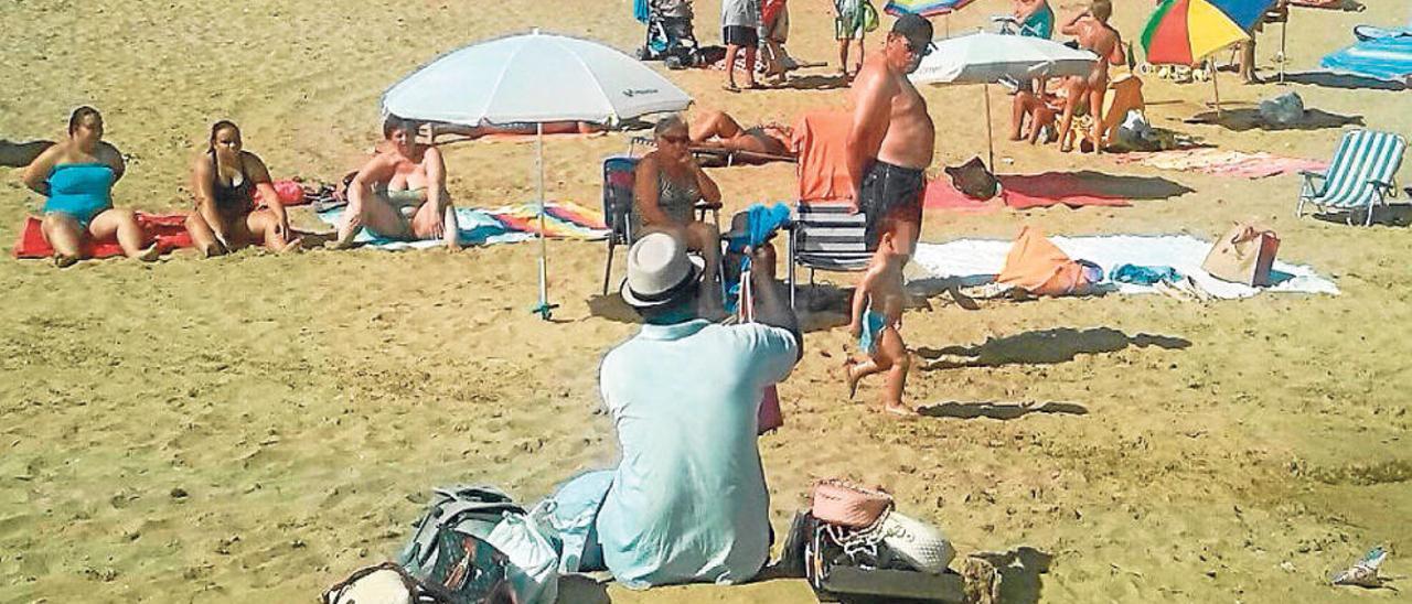 Los vendedores montan con total impunidad sus puestos en la playa.