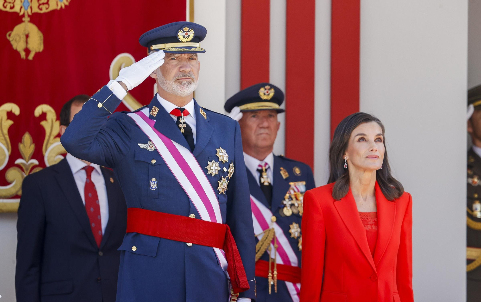 reina-letizia-fuerzas-armadas-la-reina-letizia-homenajea-la-bandera