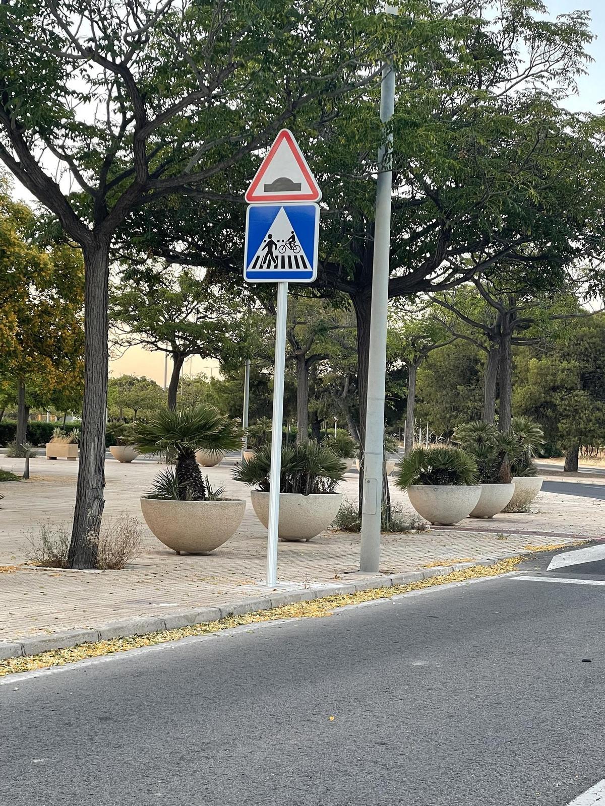 La Universidad de Alicante mejora la movilidad y la seguridad vial del campus con nueva señalización y más plazas de aparcamiento.