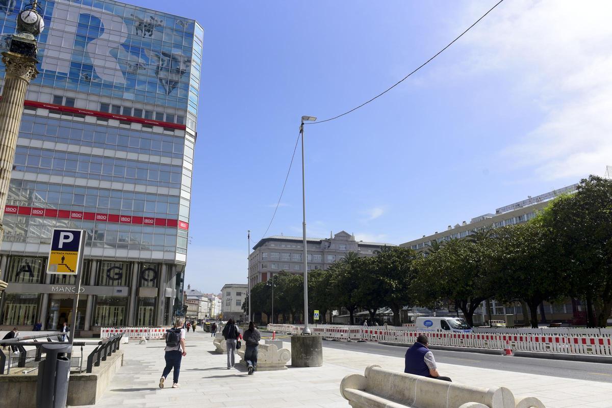 Los bancos del Obeslico fueron trasladados y colocados a ambos lados del monumento. Por el momento hay unas farolas provisionales, a la espera de colocar las nuevas