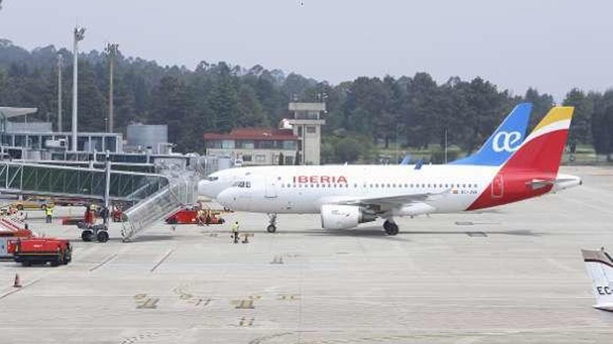 Un avión de Iberia en la pista de Peinador. // R. Grobas