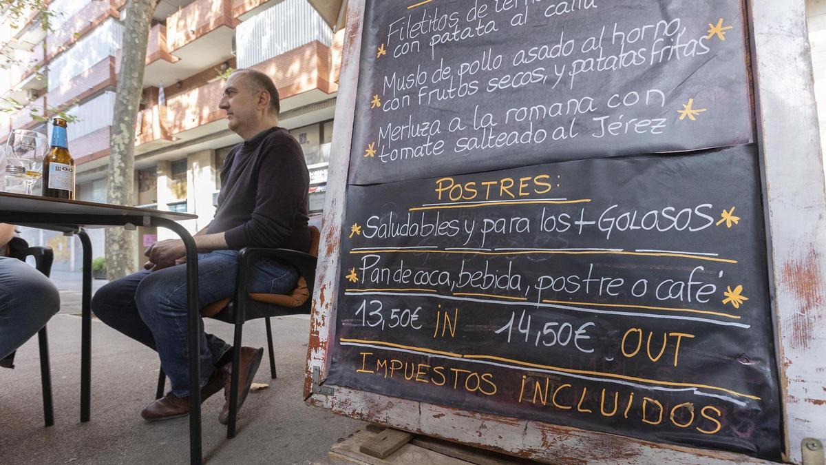 Pizarra con el menú del día en un restaurante de Barcelona.