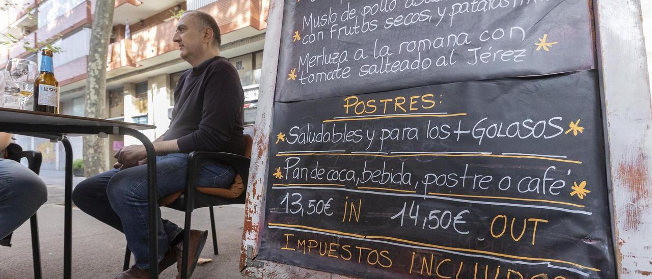 Pizarra con el menú del día en un restaurante de Barcelona.