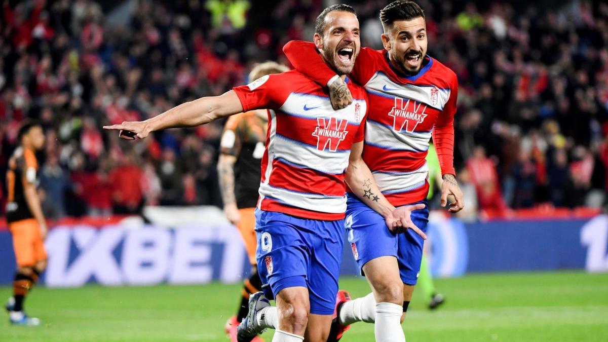 Vadillo (derecha) celebrando un gol del Granada junto a soldado. // Miguel Ángel Molina