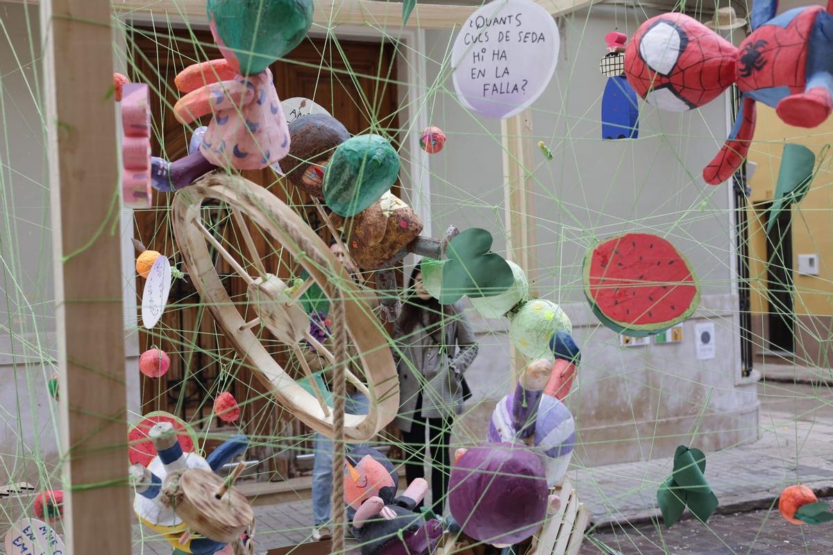 Vista del monumento infantil, "Jugant amb cucs".