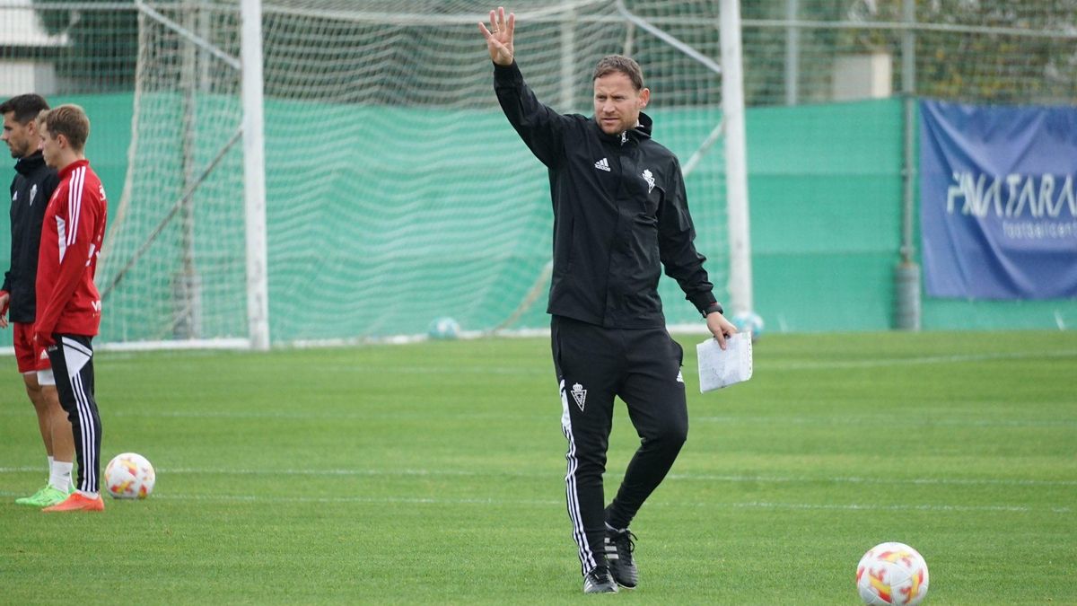 Mario Simón dirige una sesión de entrenamiento en Pinatar Arena