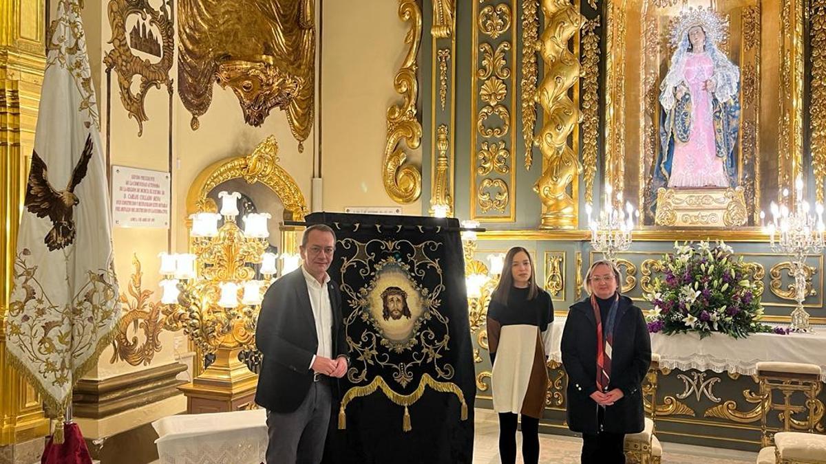 Ramón Mateos, Ana García Alfaro y María Jesús Pérez Periago durante la entrega del estandarte, anoche, en la capilla del Rosario.